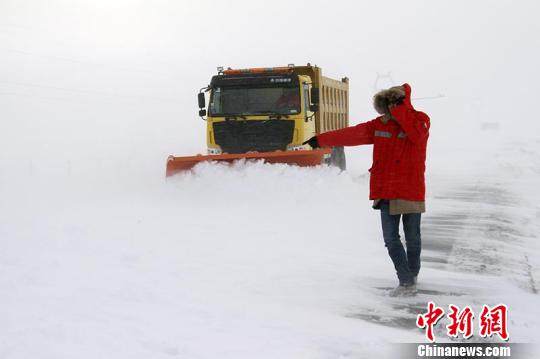 吉木乃公路管理分局抢险人员在省道319线引导抢险机械清雪作业。　岳明摄